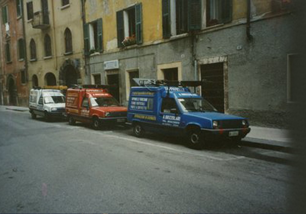 I furgoni storici Brizzolari Tapparelle in una via di Verona