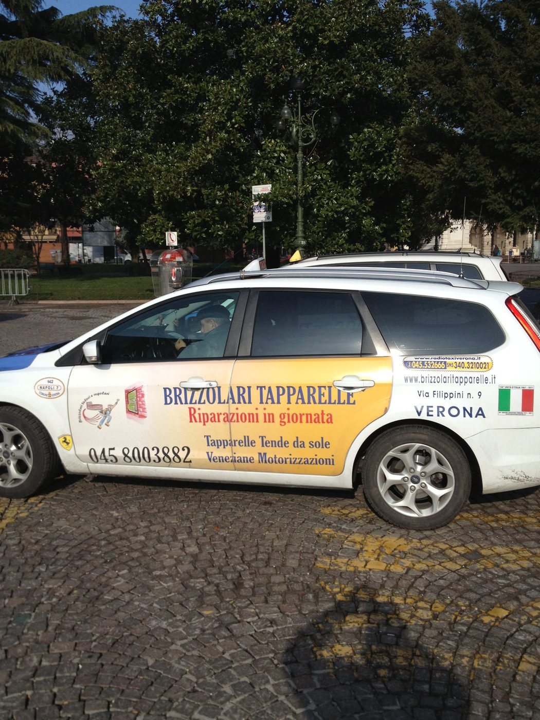 Mezzo Brizzolari Tapparelle parcheggiato in una via di Verona