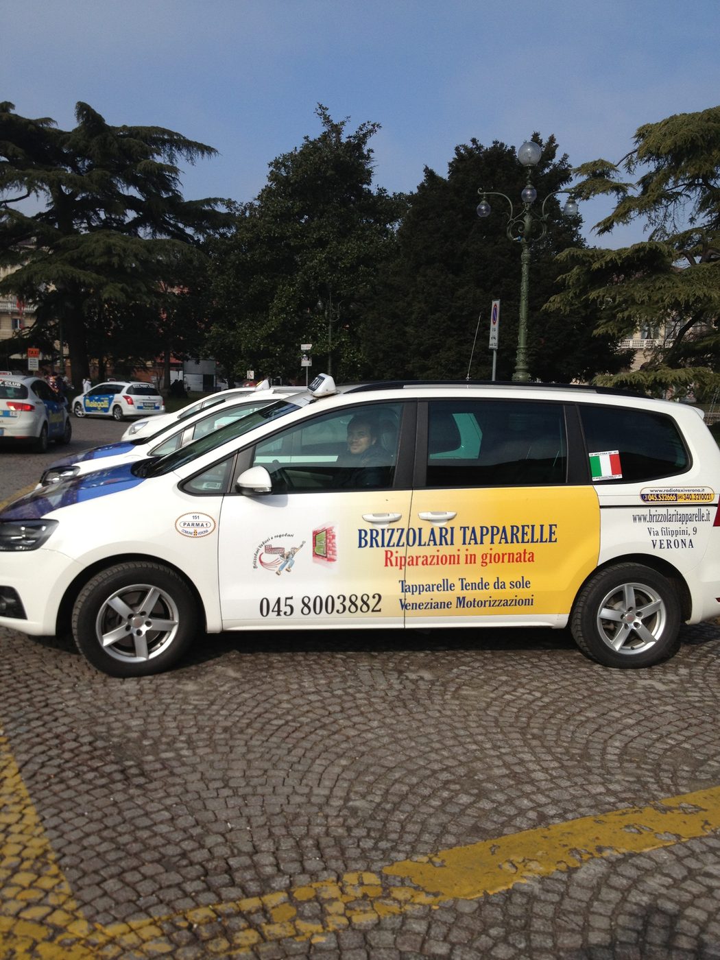 Furgone Brizzolari Tapparelle su strada acciottolata a Verona